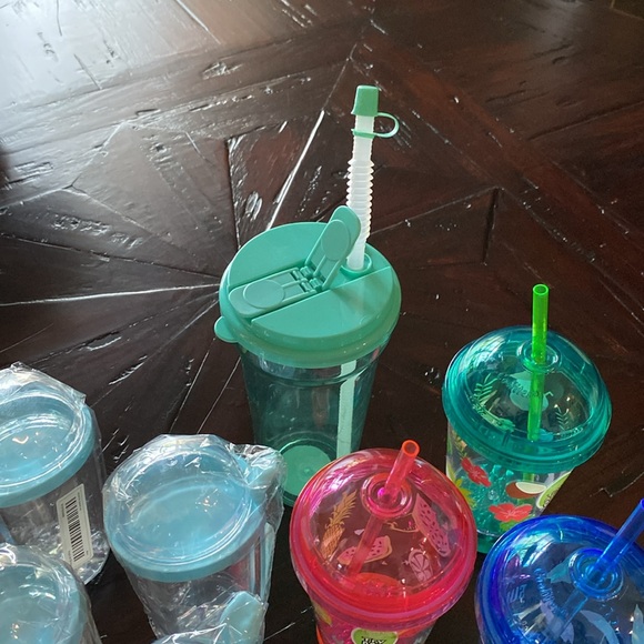 Bundle of fun plastic mugs. New. - Picture 4 of 4